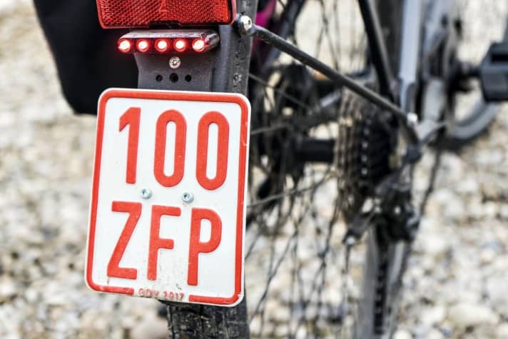 Bremslicht und Nummernschild: Beides kennzeichnet das Flyer als Kleinkraftrad    p.p1 {margin: 0.0px 0.0px 0.0px 0.0px; line-height: 11.0px; font: 9.0px 'Univers LT Std'}