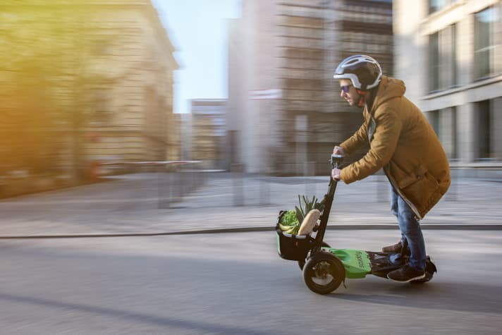Shopping trip with the Scuddy e-scooter: environmentally friendly, space-saving - and fun