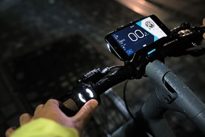 On the trigger: The Cobi system also has its own controller to control the functions.