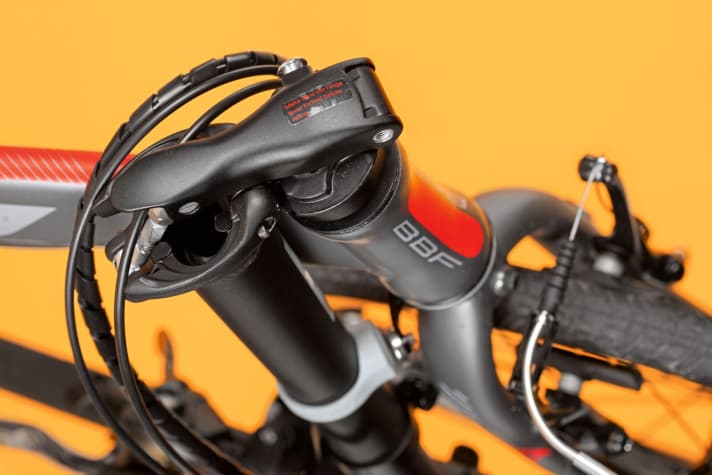 Folding pedelecs - handlebar hinge: The handlebar mast can be folded down over the head tube.