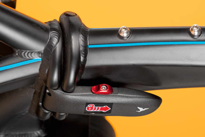 Falt-Pedelecs – Sicherung:  Damit sich die Faltscharniere während der Fahrt nicht öffnen können, sind die Hebel mit einer mechanischen Sperre gesichert.