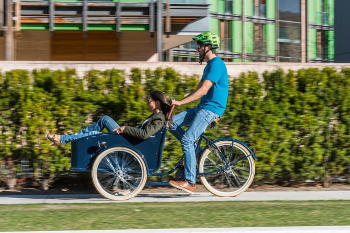 Konstruktionsfehler: Der Bolzen des Lenkungsanschlags am Johnny Loco ist zu lang geraten. Wird das ­hintere Drittel der Ladefläche mit mehr als 25 Kilo belastet, senkt sich die Blechwanne auf den Bolzen. Die Folge sind ­unschöne Kratzer am Boden der Wanne, Kratzgeräusche und erschwertes Lenken.