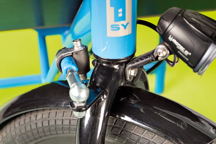 Gummipuffer: Das Lenkgestänge des i:SY berührt beim starken Einlenken das Steuerrohr. Ein Gummi-Anschlag verhindert unsanftes Schaben von Metall auf Metall.