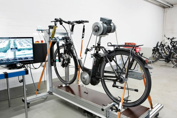 Dauertest: Beim ADAC-Leistungstest zeigten manche Akkus gutes Durchhaltevermögen. Ein Bosch-Akku etwa hielt 1.515 Ladezyklen durch, bis er nur noch 30 Prozent der Anfangs-Kapazität hatte.