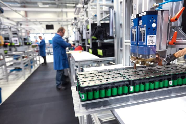 Speciality: The professional assembly of battery packs is by no means simple. That's why it belongs in the hands of professionals, like here at battery specialist BMZ.