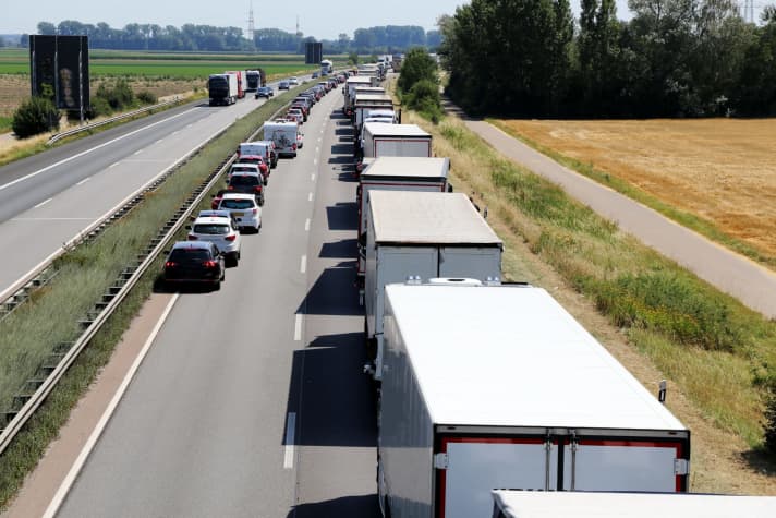 Wer keine Rettungsgasse bildet oder verbotenerweise durchfährt, zahlt :  200 - 300 Euro.