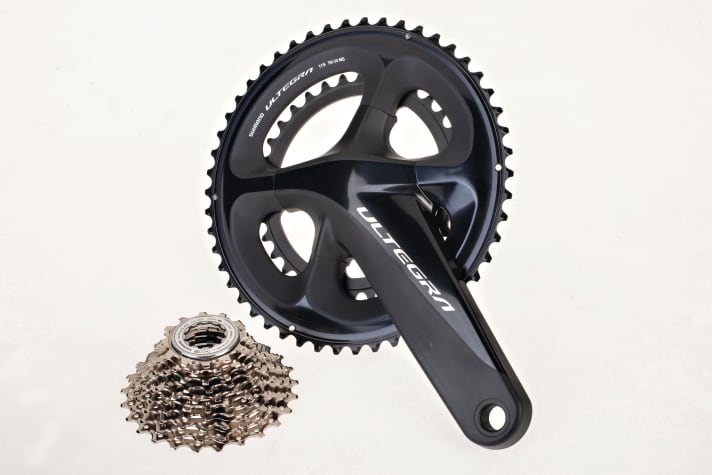 Zweifach-Kurbeln sind traditionell am Rennrad zu Hause. Die beiden Kettenblätter (konservativ 53/39 Zähne, moderner: 50/34 Zähne) erweitern eine in der Regel eng abgestufte Ritzelkassette. So überwindet man effizient auch weite Strecken. Stehen Berge im Weg, greift man zu größeren Ritzeln hinten und kleineren Kettenblättern vorne.