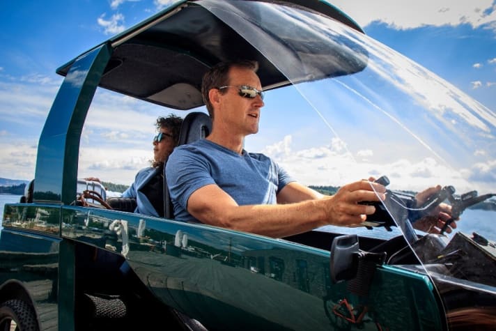 Pedale, E-Motor, ein Dach und Platz für bis zu drei Personen - das CityQ als Mischung zwischen Auto und E-Bike könnte eine neue Mobilitätslösung für die Stadt sein.