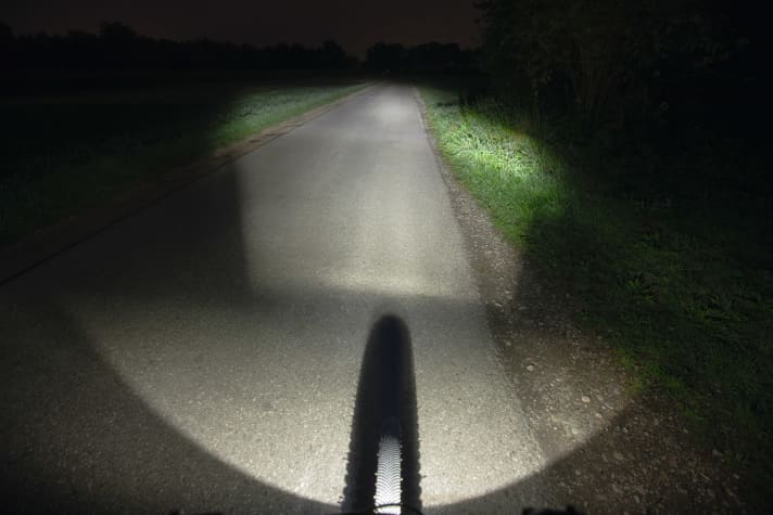 Für eine optimale Lichtausbeute fahren Sie bei möglichst totaler Dunkelheit auf verkehrsfreier Strecke einige Meter. Richten Sie währenddessen die Leuchte von Hand vorsichtig so aus, dass die Hell-Dunkel-Grenze weitestmöglich entfernt, gerade noch auf der Fahrbahn vor Ihnen sichtbar ist.