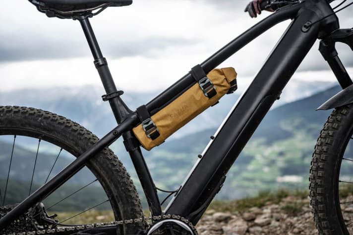 The battery bag can be easily attached to the frame.