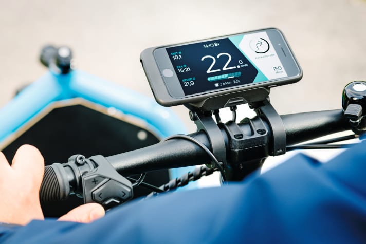 Connection to the e-bike battery: The Bosch Smartphone Hub uses the mobile phone display and supplies sufficient power on request.