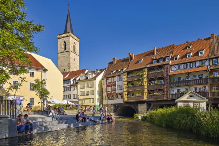Chilling out against a historic backdrop: on the banks of the River Gera at the Krämerbrücke in Erfurt