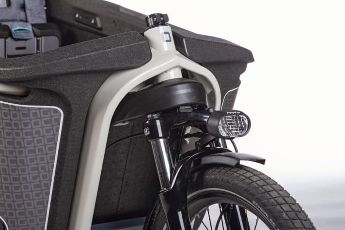 A cable transmits the steering movements to the front wheel. This means that no steering linkage limits the steering angle. The Supernova M99 Mini Pro headlight has a bright, switchable high beam
