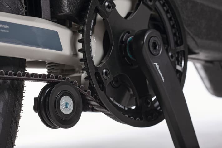 Eine Spannrolle hält den Gates-Riemen stets und definiert auf Zug, nachstellen ist nicht mehr nötig.