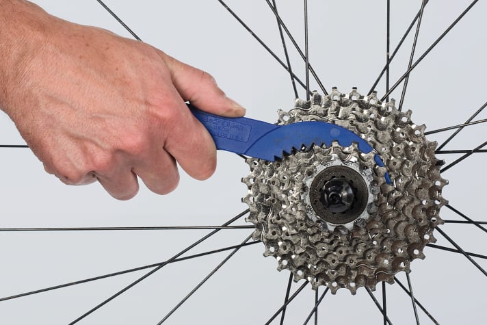 Clean the sprocket set with the sprocket rake.