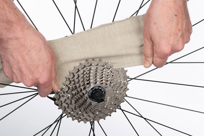 Zwischenräume der Ritzel mit einem Lappen auswischen.