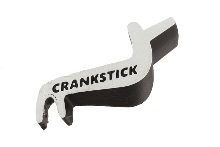 Der Crankstick kommt aus dem 3D- Drucker. Seine winkelige Klaue lässt ihn in die meisten, aber nicht alle Kettenblätter greifen. Dort sitzt er manchmal etwas kippelig und verkantet auch beim Entfernen leicht. Doch mit etwas Übung lässt sich ruckzuck mit dem Kunststoff-Haken arbeiten. Für völlig unpassende Kettenblatt-Kurbel-Kombis gibt es eine Geld-zurück-Garantie. UVP 9,90 Euro, in D versandkostenfrei >> z.B. <a href="https://amzn.to/2RCZwoy" target="_blank" rel="noopener noreferrer nofollow">hier erhältlich</a> *.