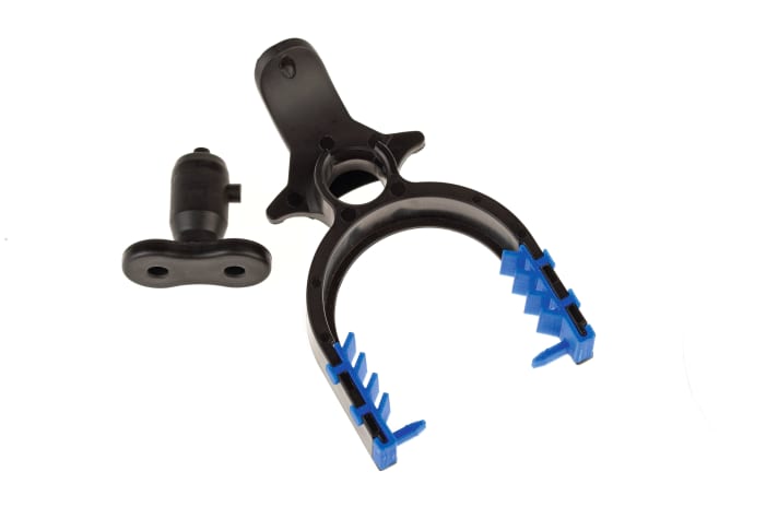 Until 2018, all Bosch motors had small chainrings and cover discs. The chain master A is responsible for many, but not all such cases. Its fork rests on the crank shoulder, a lockable pin fixes it in recesses in the cover disc. Spacers ensure a tighter fit on narrow cranks. A little complex, but useful. RRP 19.95 euros, free shipping in Germany >> e.g. <a href="https://amzn.to/3vfmXCK" target="_blank" rel="noopener noreferrer nofollow">available here</a> *.