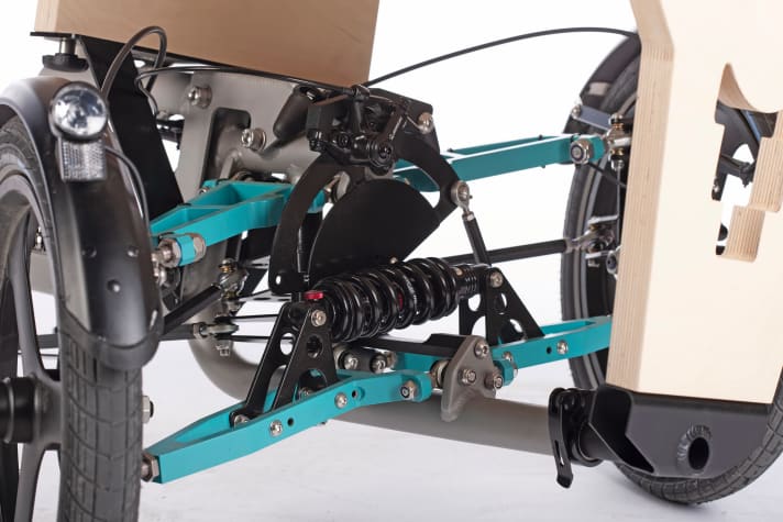 Feine Technik: gefräste Dreiecks-Querlenker und einstellbarer Dämpfer in der Vorderachse des Johansson Oscar S