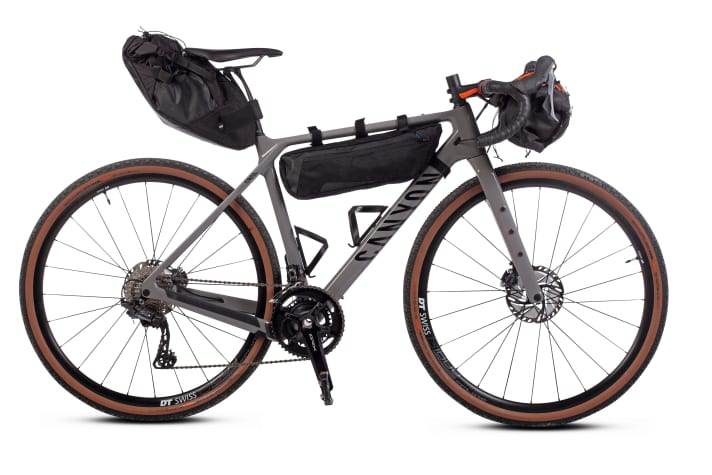 Bereit fürs Abenteuer: Dank zahlreicher Rahmengewinde lassen sich am Canyon Grizl Bikepacking-Taschen und sogar Schutzbleche fest montieren