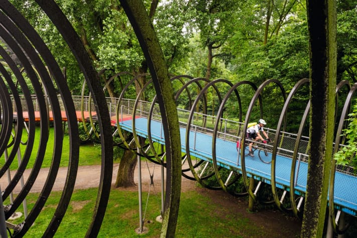 Cycle path as a work of art: the "Slinky Springs to Fame" bridge