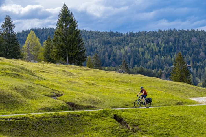 Suitable for fields, forests and meadows: Wide tyres and stable wheels make touring bikes safe to ride even on poor paths.