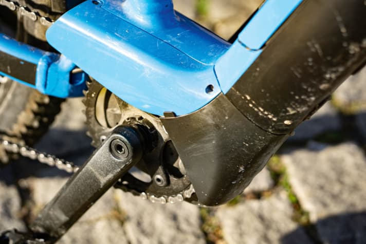 Die Kettenblattabdeckung aus Kunststoff war nicht ganz passgenau und schliff am Kettenblatt.