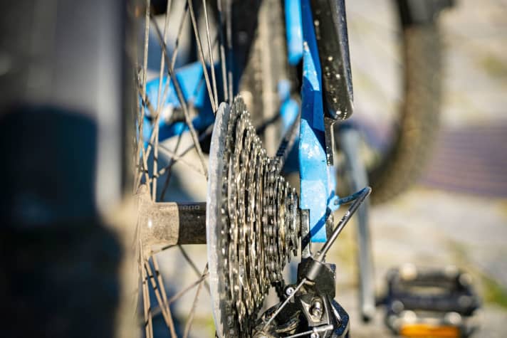 Bei einem Antritt am Berg verformte sich  das zweitgrößte Ritzel der Kassette so stark, dass die Kette nicht mehr hielt. Das Ritzel konnte mit einer Zange wieder ausgerichtet werden.