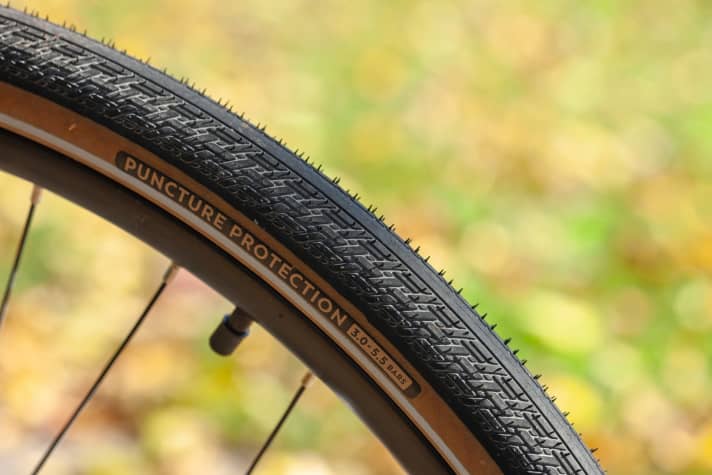 The nameless Decathlon tyres run quickly and quietly on firm ground.