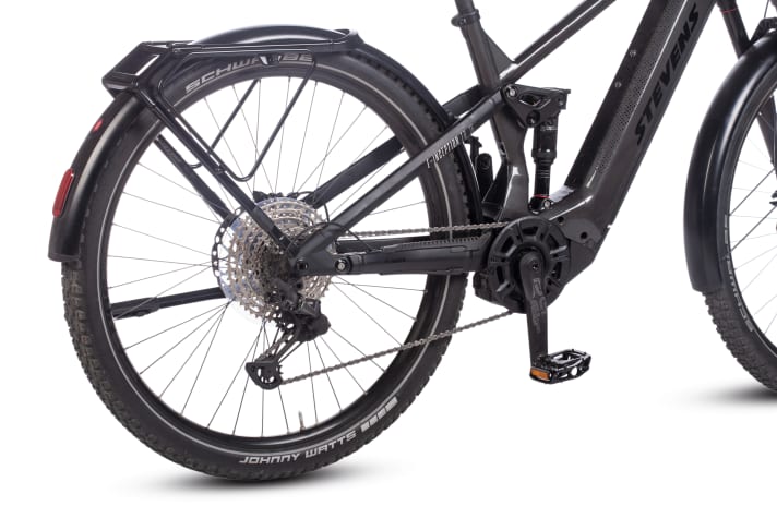 On full-suspension bikes, road shocks only marginally penetrate the saddle. The rider sits more relaxed and does not tire as quickly.
