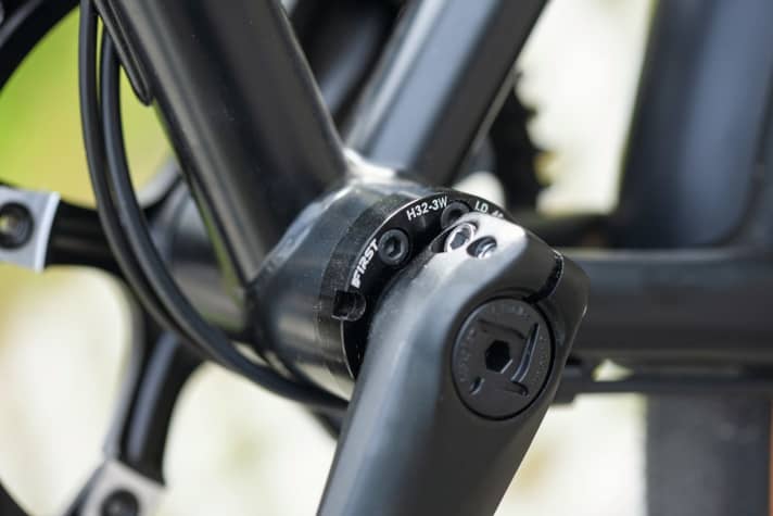 Der dezent integrierte Exzenter am Tretlager reguliert die Riemenspannnung.