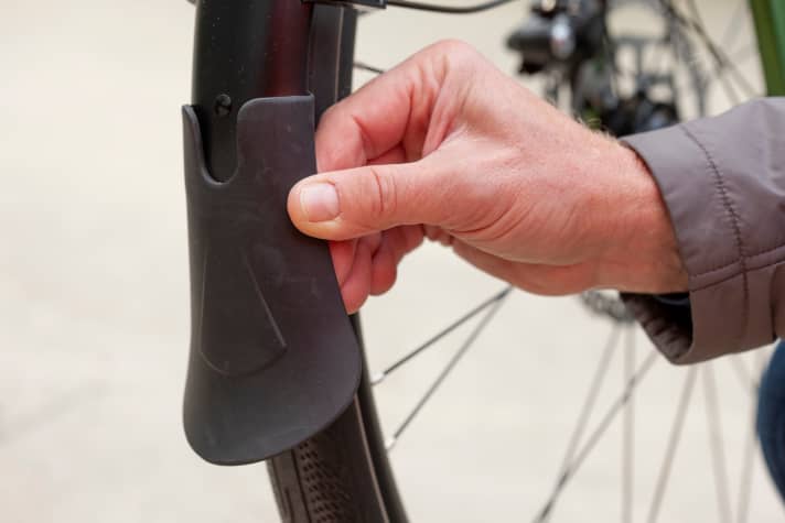 An extended mudguard protects your shoes even in bad weather.