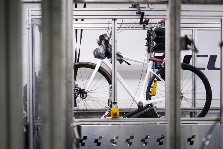 The Cube drum test rig: To simulate the weight of the rider with luggage, a total of 140 kilograms is suspended from the handlebars, saddle and pedals.