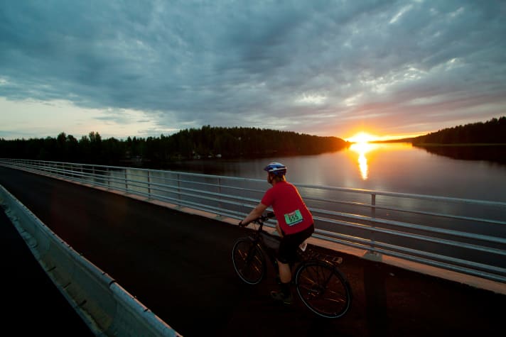 Sonnige Sommernächte in Finnland: Das Rad-Event Saimaa Cycle Tour startet abends und führt durch die helle Nacht.