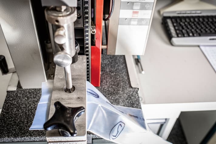 During the puncture test, a ball with a diameter of 1 millimetre is pressed onto the hose until the material gives way.