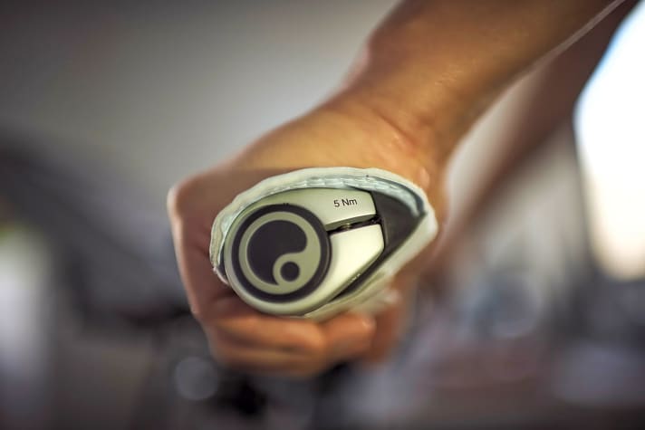 The load on the handle is determined using a pressure measuring film.