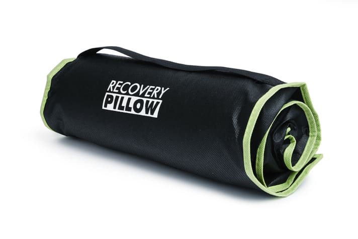 The cushion (30x50 cm) can be rolled up small for travelling or bikepacking and then fits into the roll-up bag supplied.