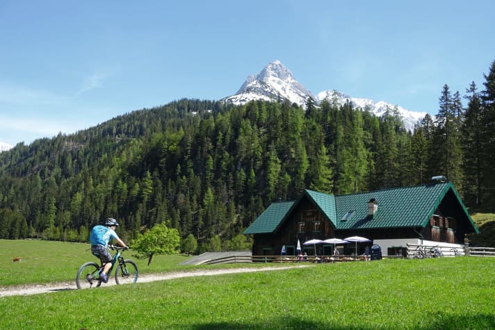 The Möslalm in the Karwendel mountains is easily accessible on forest roads.