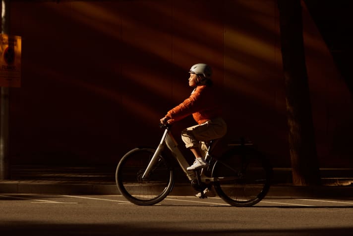 Canyon's aluminium e-city bike in action