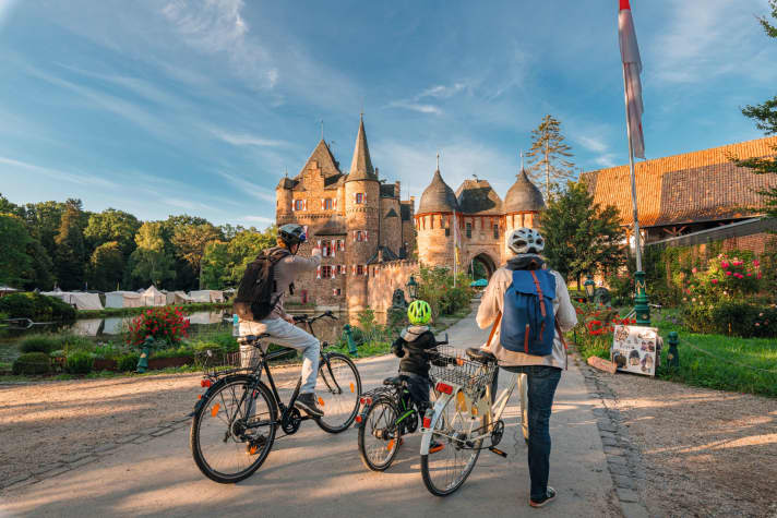 A highlight of the moated castle route: Satzvey Castle (Photo: Paul Meixner)