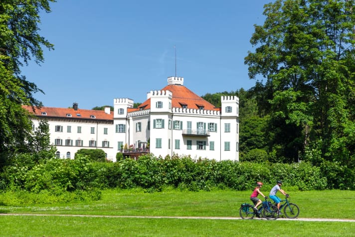 Auf Sisis Spuren vorbei am Schloss Possenhofen am Starnberger See