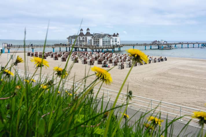 Erfrischung garantiert: Auf Rügen führen herrliche Radtouren zu den historischen Ostseebädern wie etwa Binz.