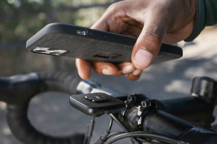 Stable attachment: With Peak Design, the smartphone case is clicked into the metal holder with the help of a strong magnet.