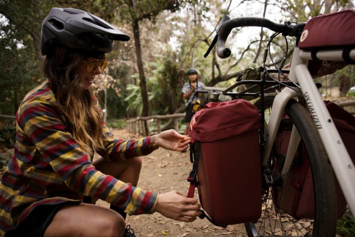 The first products from the partnership between Fjällräven and Specialized have been available in stores since 15 March. Including: bike bags and clothing for trips into the great outdoors