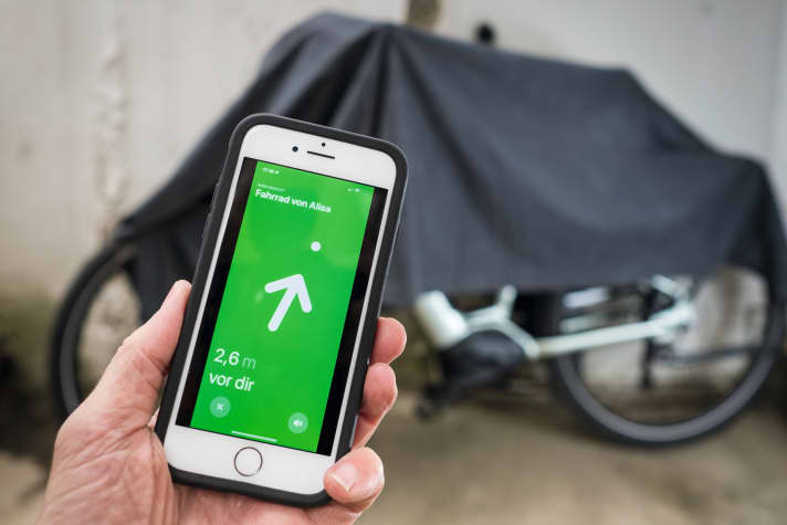 Wird das Rad mit scharfgeschaltetem GPS-Tracker bewegt, wacht der eingebaute Sender auf und schickt dem Besitzer eine Nachricht ins Mobiltelefon.