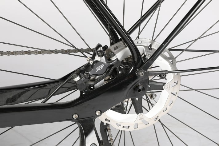 High quality: XT brake calliper and stand mount neatly integrated into the dropout.