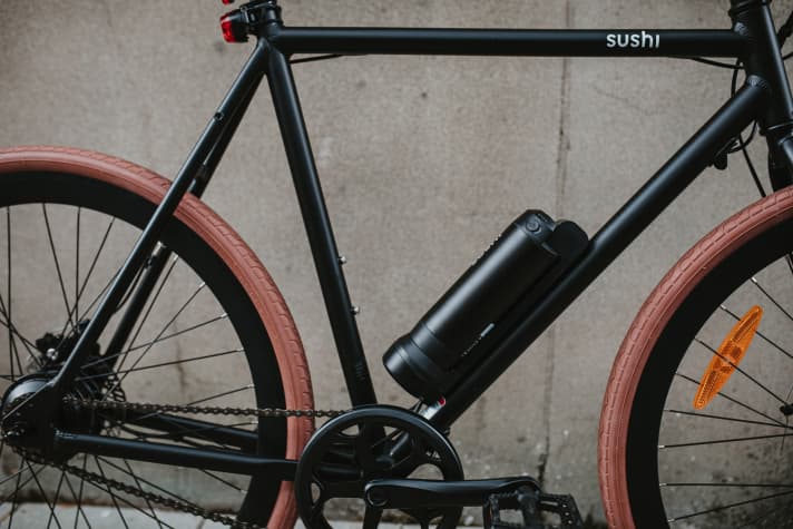 The battery on the Sushi Bike Maki M1 looks like a water bottle, but has 125 watt hours.