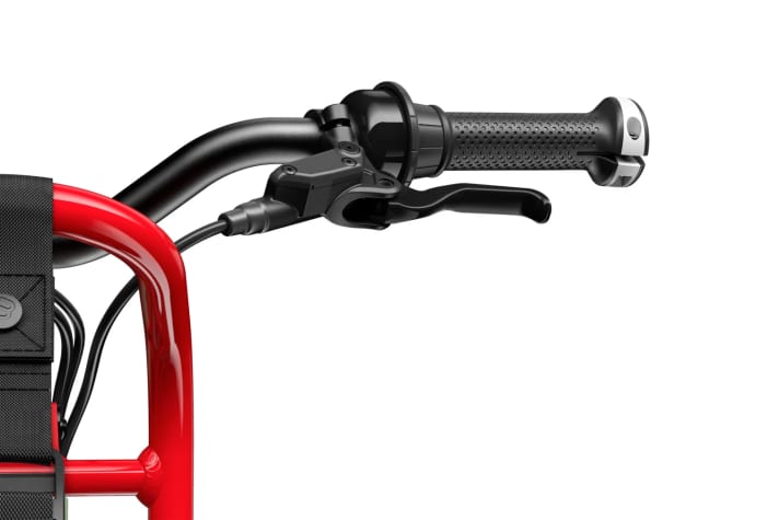 Die Drehgriff-Klingel lässt sich bedienen ohne groß umzugreifen. Die dünnen Griffe und nah am Lenker positionierten Bremshebel sind speziell für kleine Kinderhände geeignet.