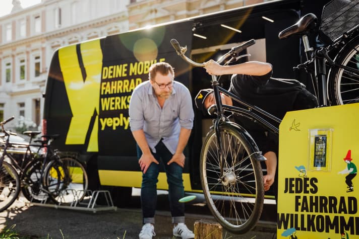 Für eine effiziente Wartung von mehreren Rädern, kann ein dritter Reparaturplatz vor dem Sprinter aufgebaut werden.