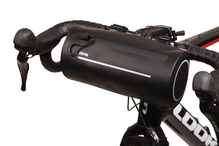 Die Z Adventure F2 Lenkertasche an einem Fahrrad montiert